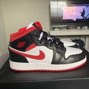 BRAND NEW Red and black Jordan 1s 8.5 womens